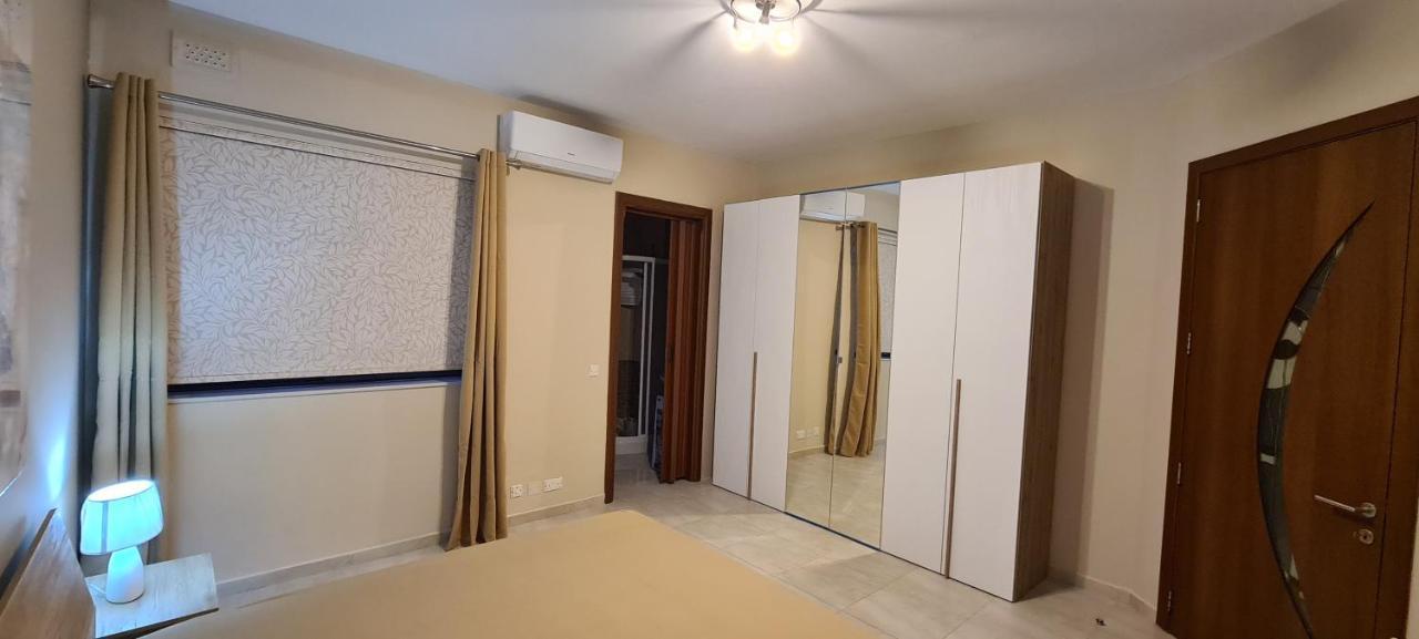 Large Apartment In Marsascala. Sleeps 6 Marsaskala Exterior foto
